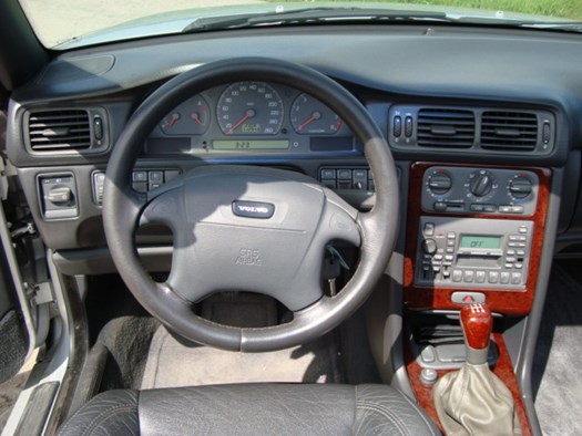 Volvo C70 cabriolet dashboard