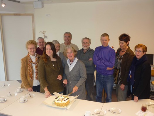 De uitgereikte VVD taart wordt aangesneden