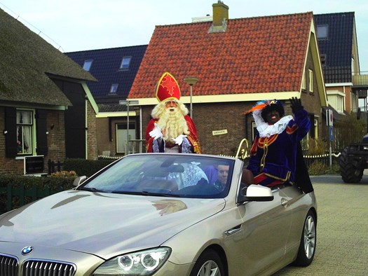 Sinterklaas arriveert in stijl. Foto:Dorpskrant De Uijtkijk