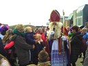 Sint begroet de kinderen in Callantsoog. Foto:Dorpskrant De Uijtkijk