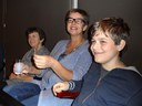 Anneke, Matty en Levi genieten van de speech van Marijke. Foto:Dorpskrant De Uijtkijk 