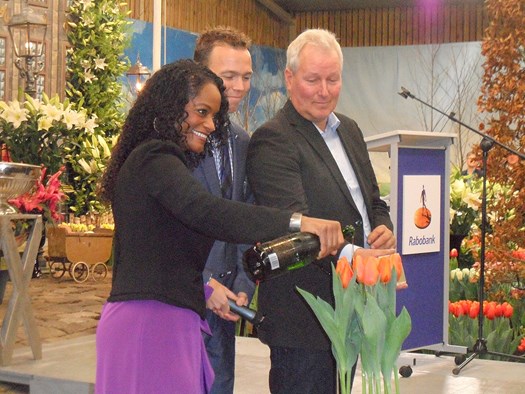 De tulipa Koninkrijk der Nederlanden wordt gedoopt. Foto: Dorpskrant De Uijtkijk