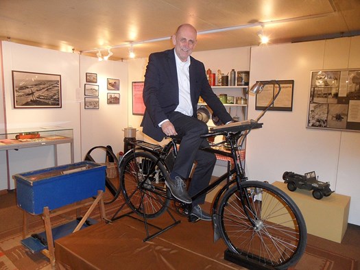 Ben Blonk fietst museum open. Foto: Dorpskrant de Uijtkijk