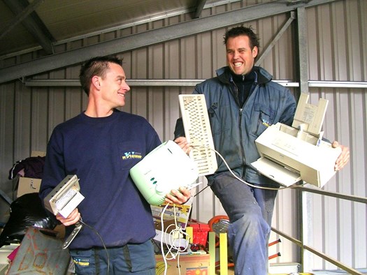 Menno Jonk en Mark Snip op hun rommelzolder in 2007. Foto:Dorpskrant de Uijtkijk