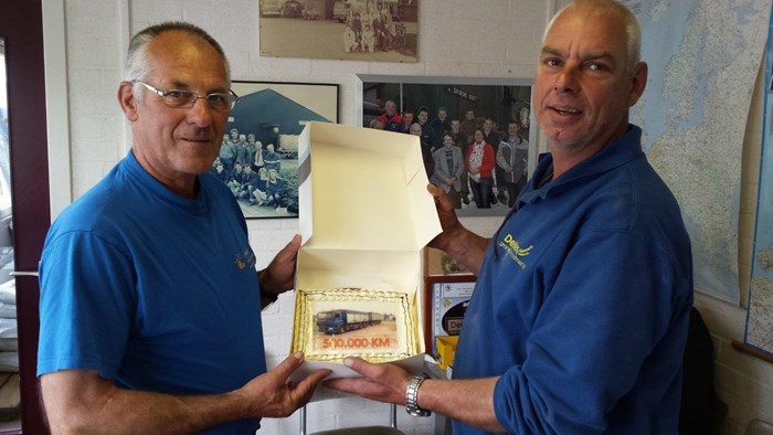 Hessel Bakker en Jack Slikker werden verrast met een taart. Foto:Dorpskrant de Uijtkijk