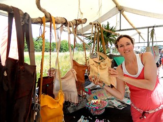Annemarie Duiveman met haar zelfgemaakte tassen. Foto: Dorpskrant de Uijtkijk