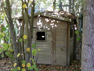 Een tuinhuisje voor de kinderen van 't Vliegertje, verstopt in het groen - Foto Groen Cement