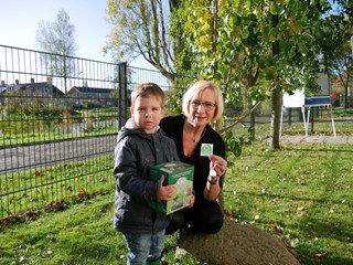 Ook 't Schommeltje en De Trommel hebben het Kwaliteitsmerk Groene Kinderopvang ontvangen - Foto Groen Cement