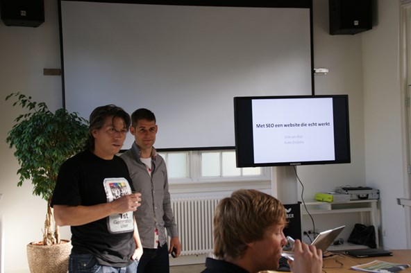 Auke Zijlstra en Erik van Rijn, in de bagageloods, met hun presentatie.