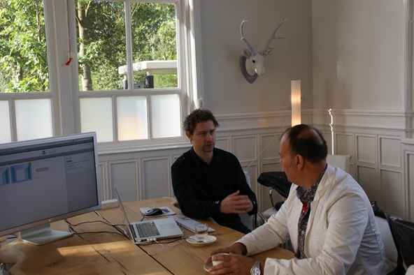 Sander Visser in gesprek in de 1e wachtkamer op Station Bloemendaal