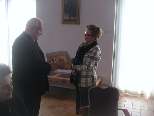 Peter Dilli neemt de VVD-taart in ontvangst van Statenlid Ingrid de Bijl.