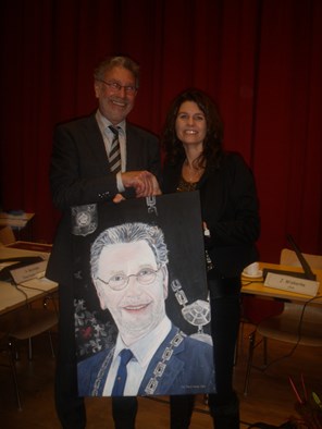 Burgemeester Westerink met de kunstenares Petra Takes-Kant