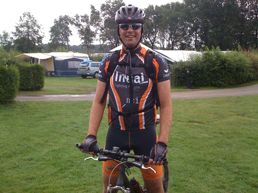 Rick in zijn nieuwe outfit van Biketeam NHN net terug van het ATB parcours in Rheeze (Overijssel)